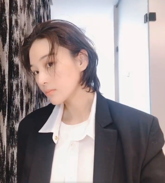 张馨予分享打理短发教程 湿发配西装气场超A