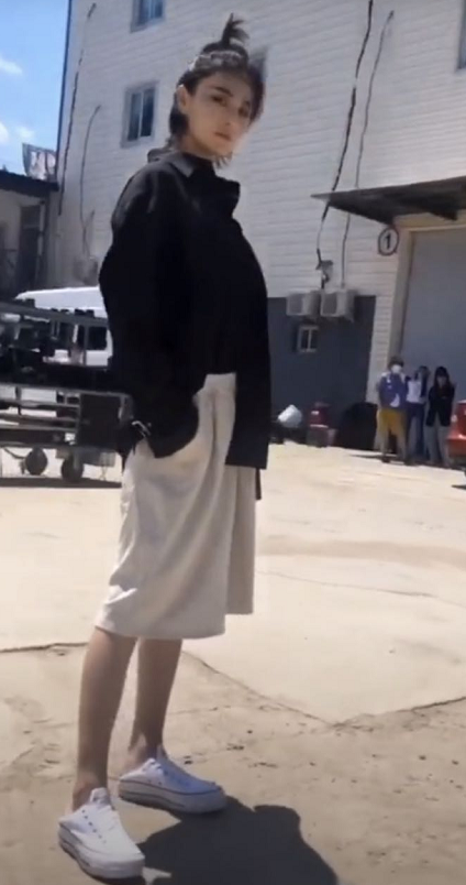 张馨予头扎小辫双手插兜上演旋腿踢 美腿抢镜