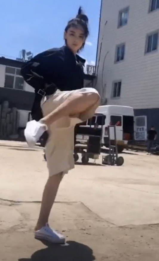 张馨予头扎小辫双手插兜上演旋腿踢 美腿抢镜