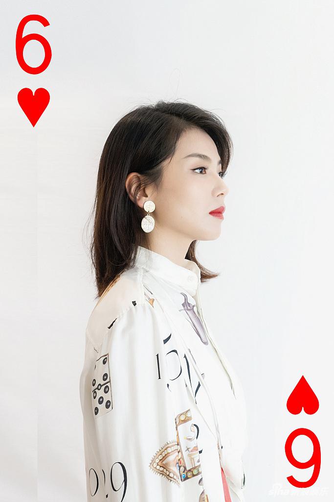 刘涛穿扑克牌衬衫拍写真 红唇撩人气场十足