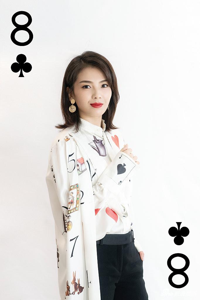 刘涛穿扑克牌衬衫拍写真 红唇撩人气场十足