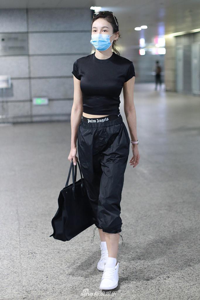 张蓝心穿黑色紧身衣小露蛮腰 皮肤白皙透亮拎包气质飒爽