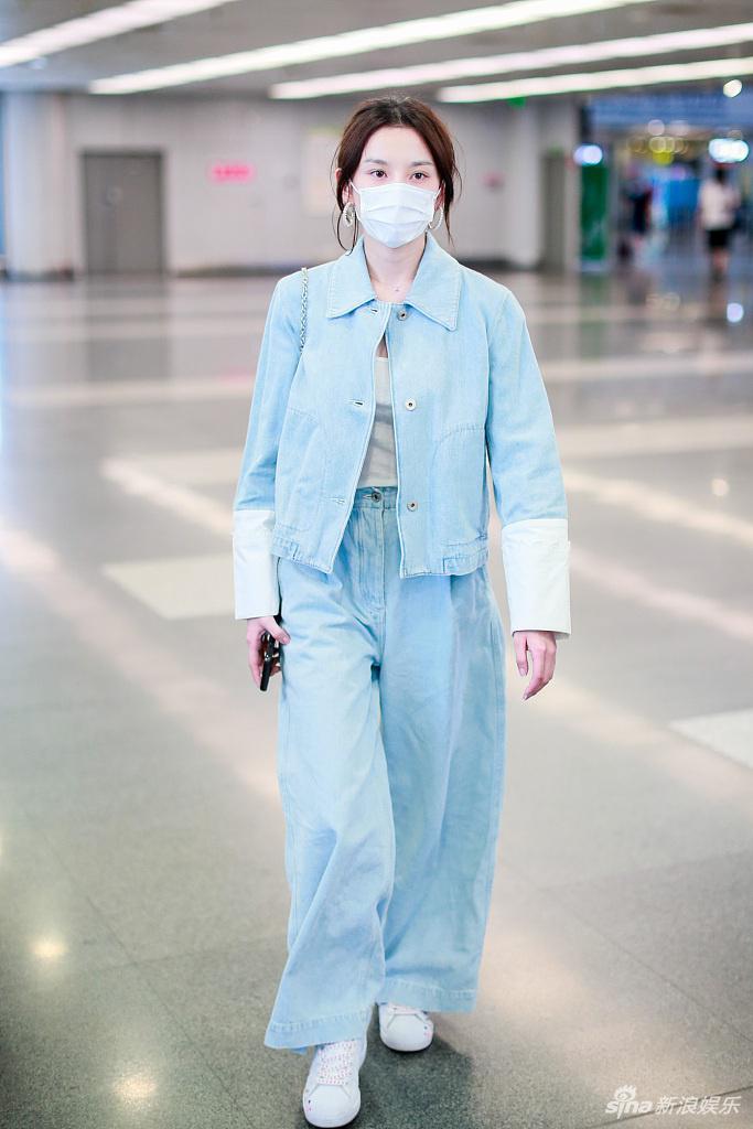 宋祖儿素颜眉眼清丽装扮时髦 频揉太阳穴显疲惫