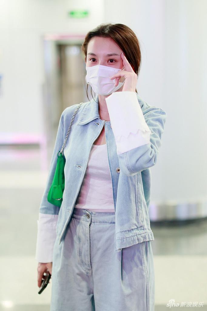 宋祖儿素颜眉眼清丽装扮时髦 频揉太阳穴显疲惫