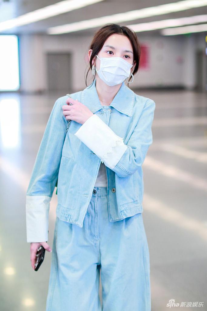 宋祖儿素颜眉眼清丽装扮时髦 频揉太阳穴显疲惫