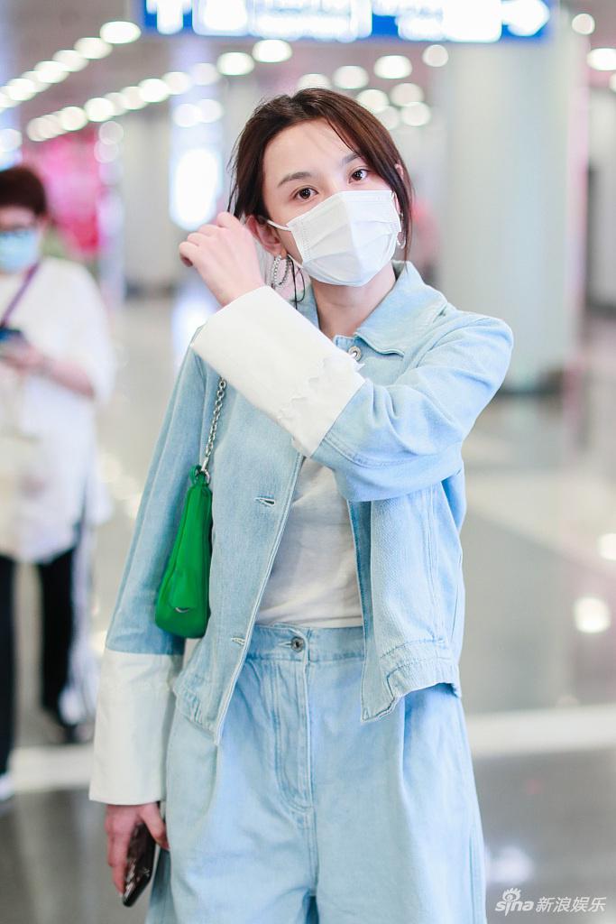 宋祖儿素颜眉眼清丽装扮时髦 频揉太阳穴显疲惫