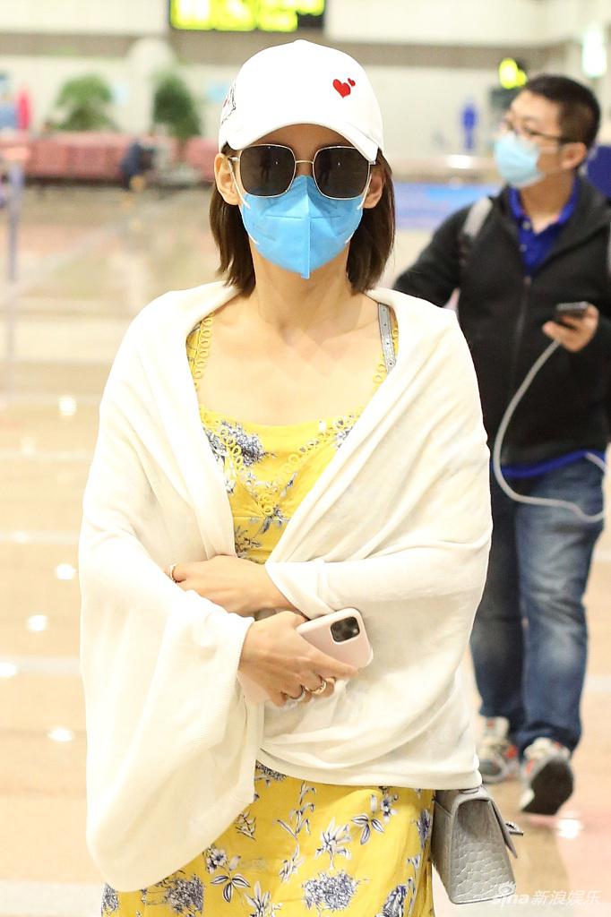 张嘉倪黄底白花裙走田园风 秀纤细美腿满屏少女感