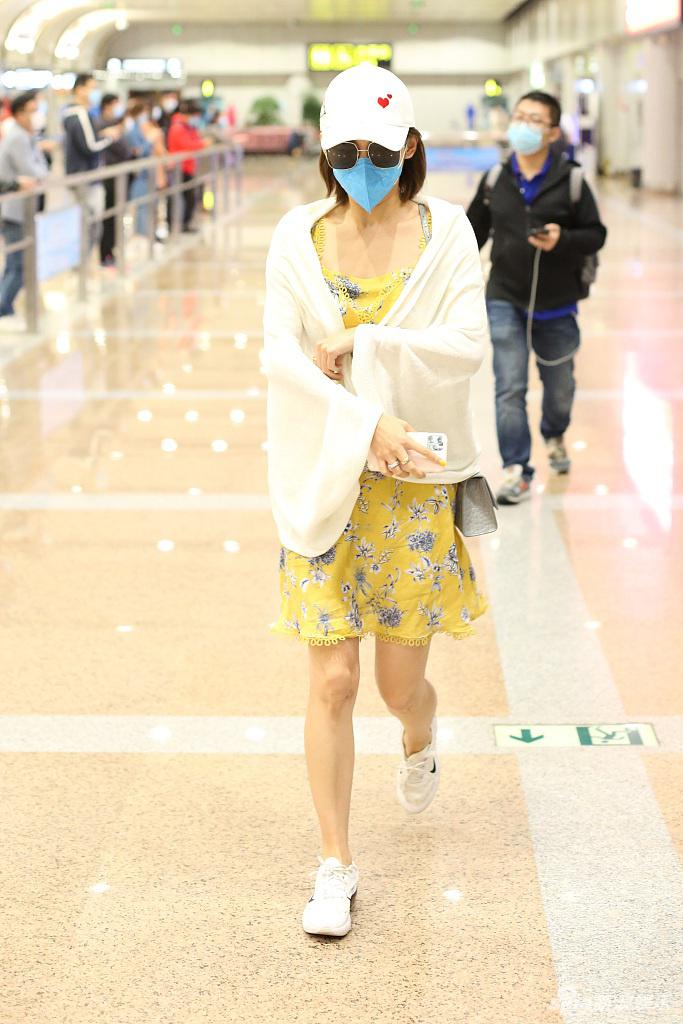 张嘉倪黄底白花裙走田园风 秀纤细美腿满屏少女感