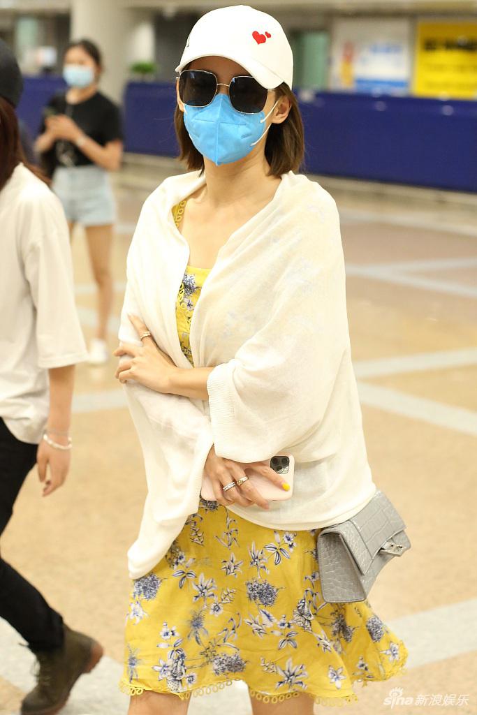 张嘉倪黄底白花裙走田园风 秀纤细美腿满屏少女感