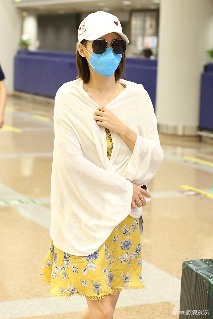 张嘉倪黄底白花裙走田园风 秀纤细美腿满屏少女感