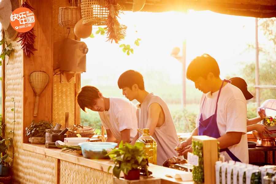 任嘉伦谭松韵许魏洲做客《向往4》 蘑菇屋过新年