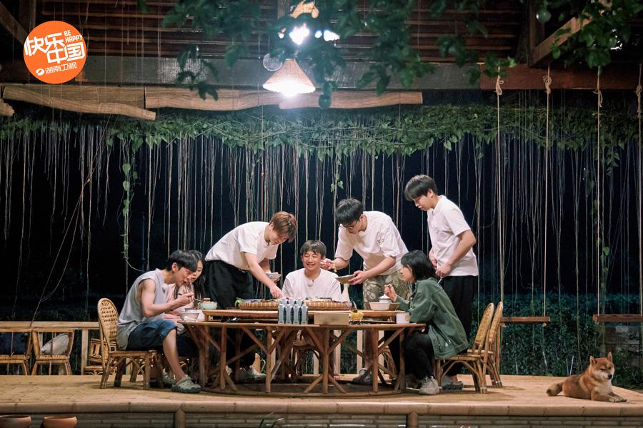 任嘉伦谭松韵许魏洲做客《向往4》 蘑菇屋过新年