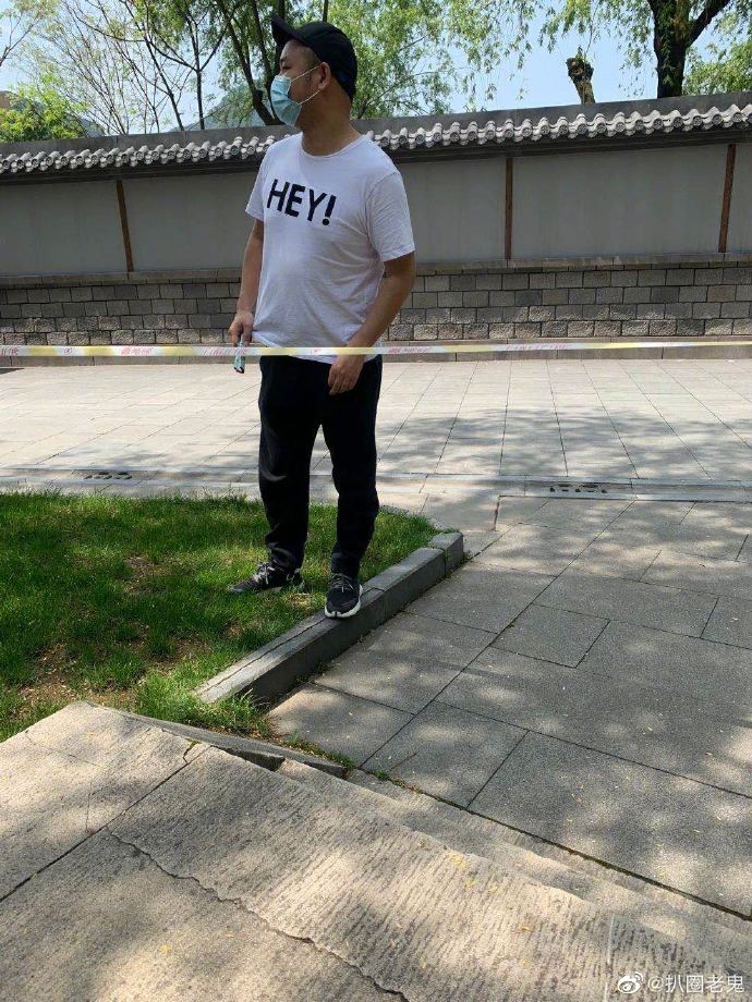 吓一跳！迪丽热巴直播中遭男粉丝单膝下跪送钻戒