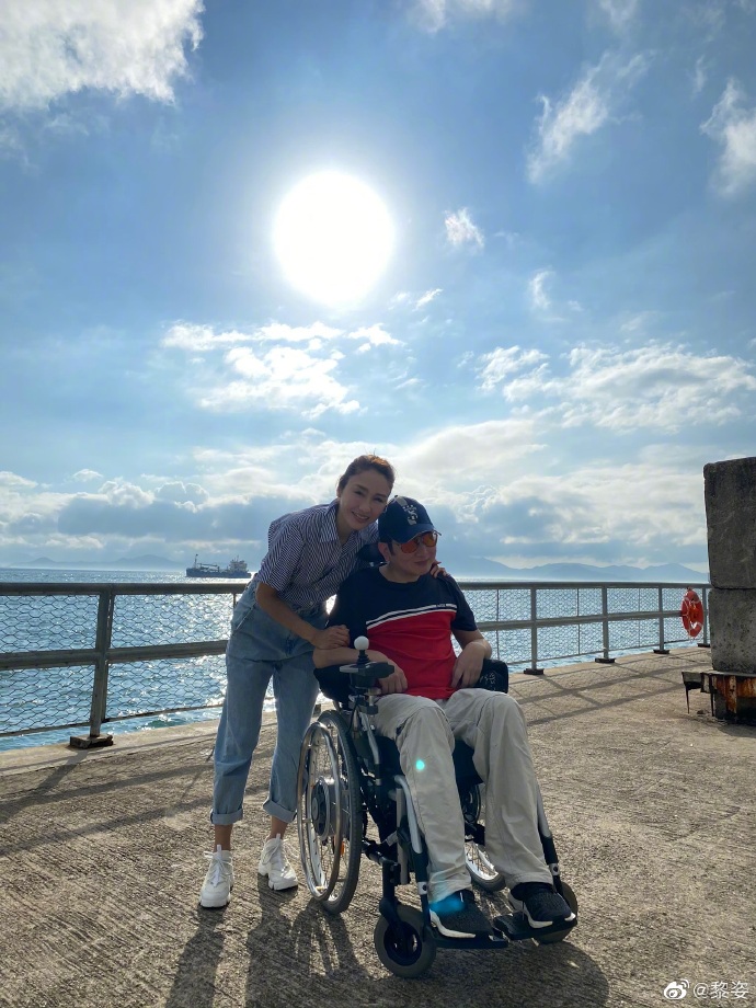 黎姿罕见晒全家福 揽坐轮椅弟弟入怀画面温馨