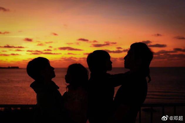 邓超庆祝与孙俪结婚9周年 晒一家四口夕阳下剪影