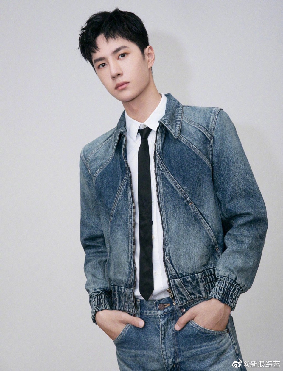 王一博穿复古牛仔套装 凸显少年气