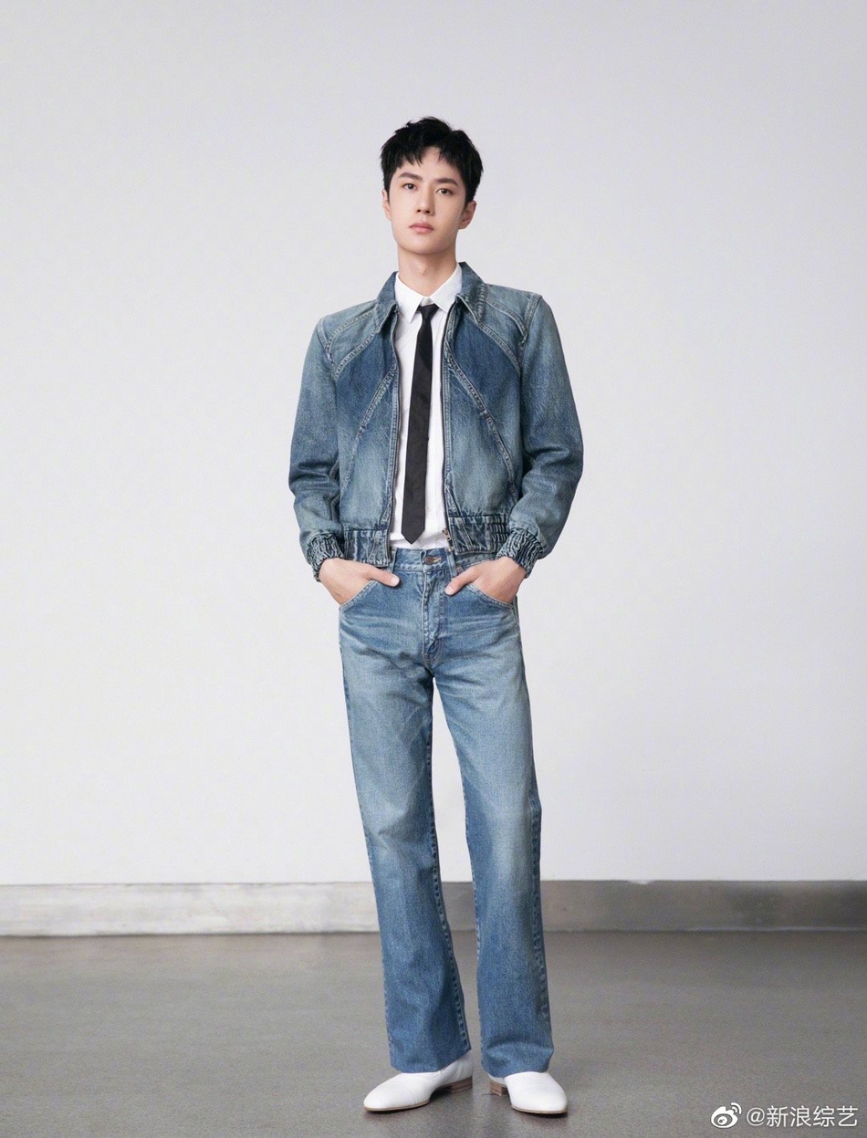 王一博穿复古牛仔套装 凸显少年气