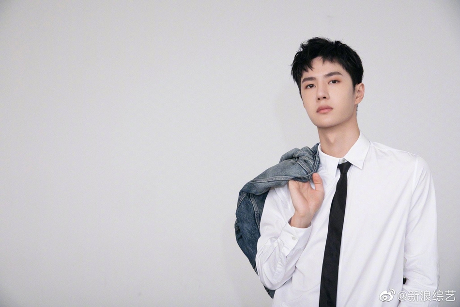 王一博穿复古牛仔套装 凸显少年气