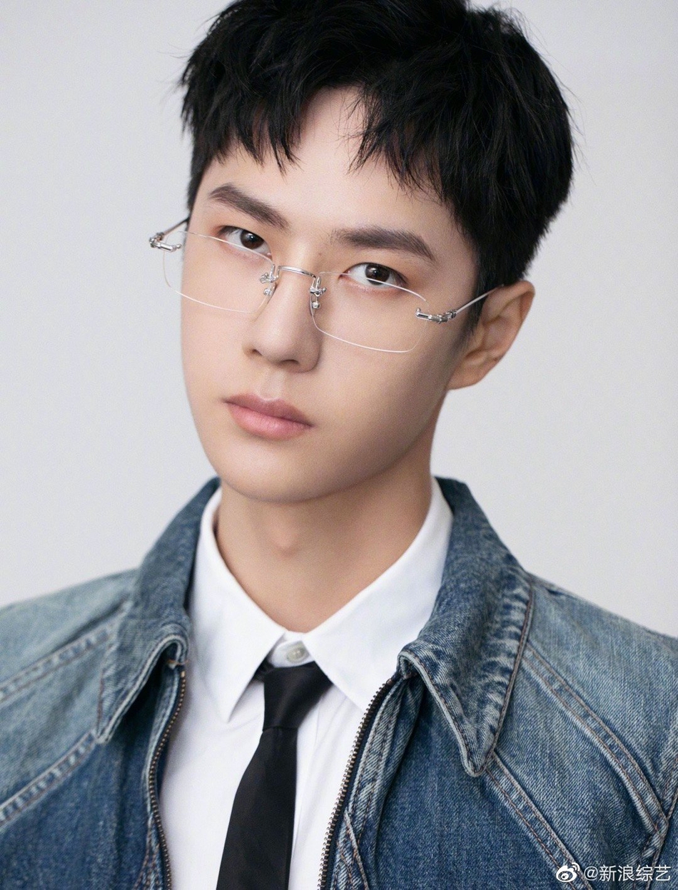 王一博穿复古牛仔套装 凸显少年气