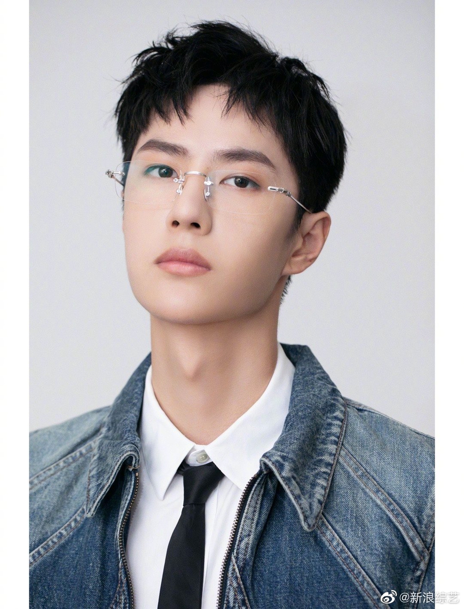 王一博穿复古牛仔套装 凸显少年气