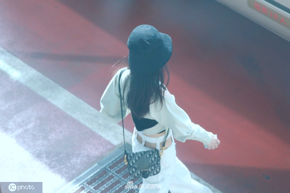 赵丽颖冯绍峰夫妇同框现身机场 穿搭一黑一白般配养眼