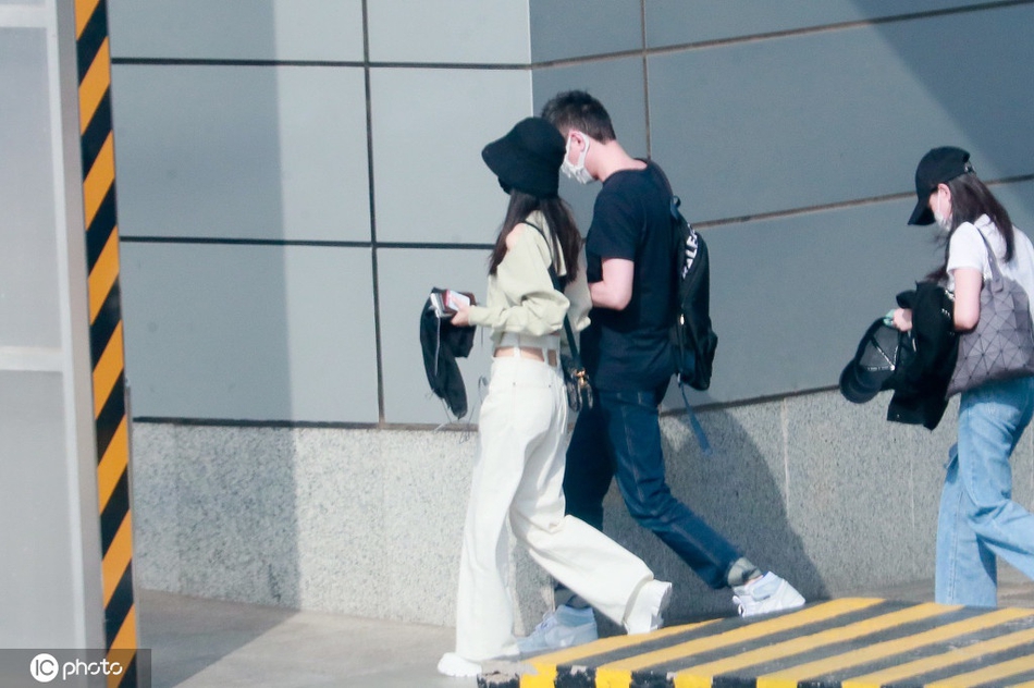 赵丽颖冯绍峰夫妇同框现身机场 穿搭一黑一白般配养眼