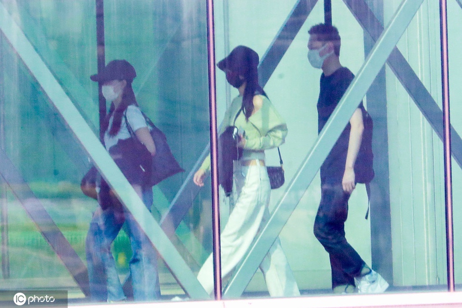 赵丽颖冯绍峰夫妇同框现身机场 穿搭一黑一白般配养眼