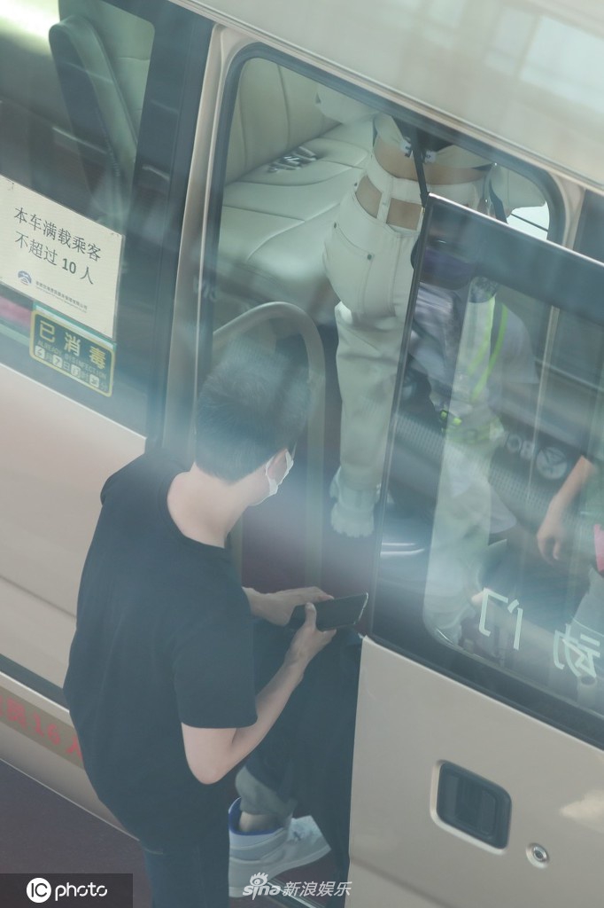 赵丽颖冯绍峰夫妇同框现身机场 穿搭一黑一白般配养眼