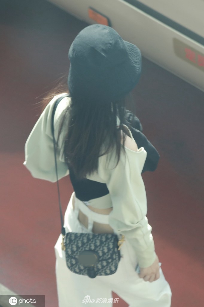 赵丽颖冯绍峰夫妇同框现身机场 穿搭一黑一白般配养眼