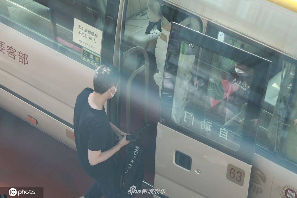 赵丽颖冯绍峰夫妇同框现身机场 穿搭一黑一白般配养眼