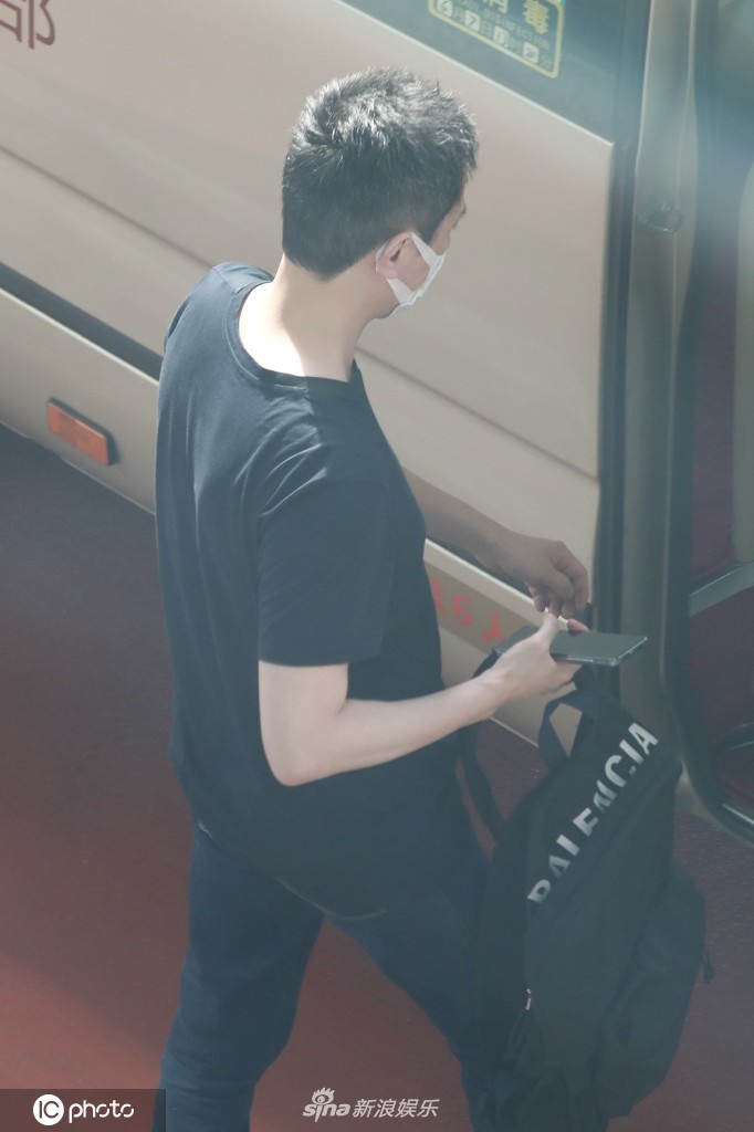 赵丽颖冯绍峰夫妇同框现身机场 穿搭一黑一白般配养眼