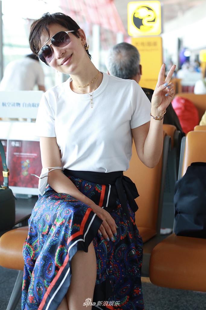 卢靖姗短发干练对镜比心笑得甜 穿印花长裙踩凉拖走度假风