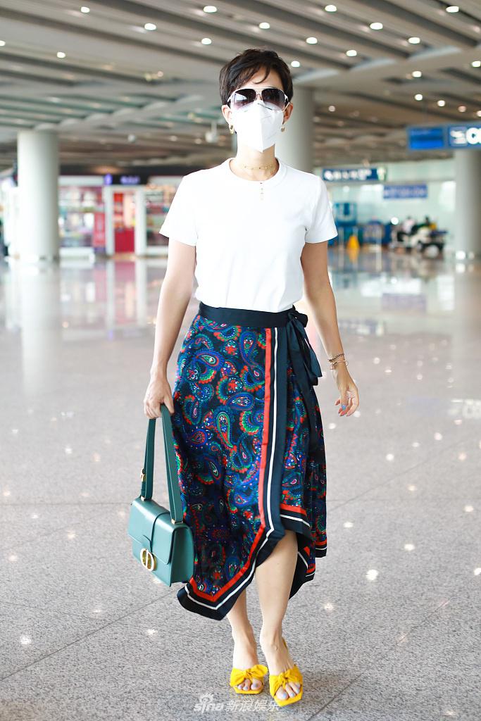 卢靖姗短发干练对镜比心笑得甜 穿印花长裙踩凉拖走度假风