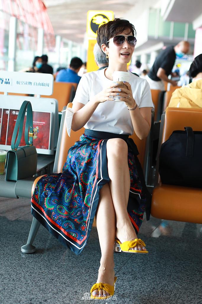 卢靖姗短发干练对镜比心笑得甜 穿印花长裙踩凉拖走度假风