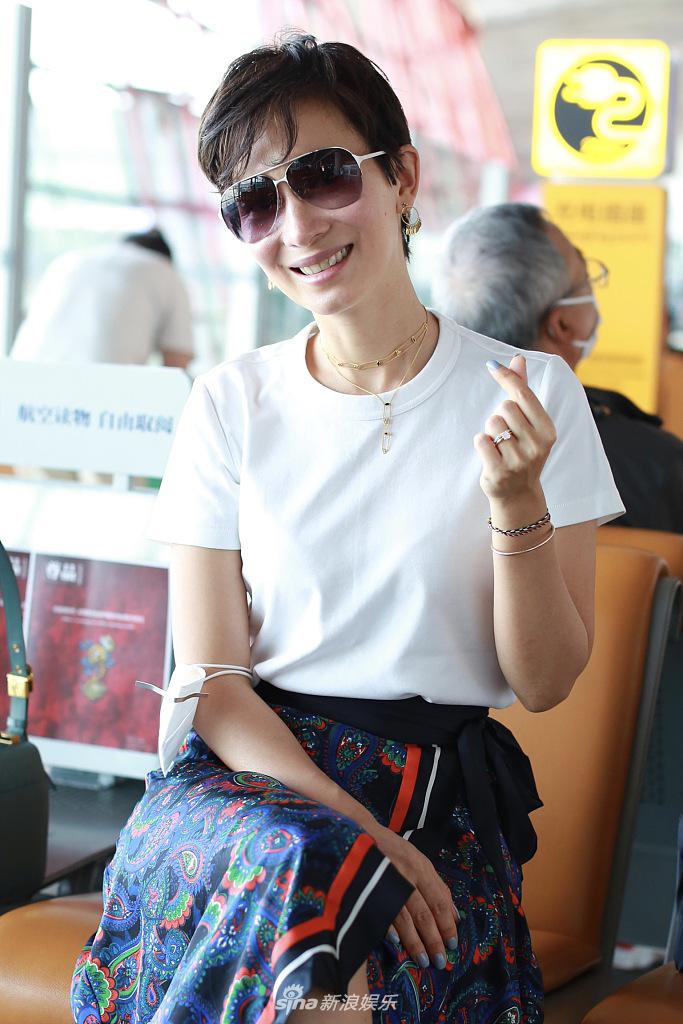 卢靖姗短发干练对镜比心笑得甜 穿印花长裙踩凉拖走度假风