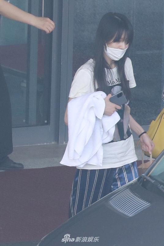 郑爽白T搭条纹睡裤走居家风 赶早班机犯困阖眼走路呆萌