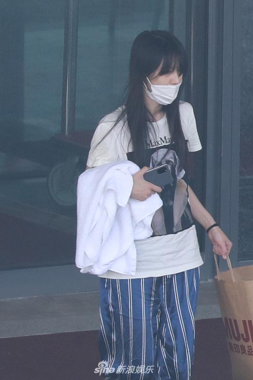 郑爽白T搭条纹睡裤走居家风 赶早班机犯困阖眼走路呆萌