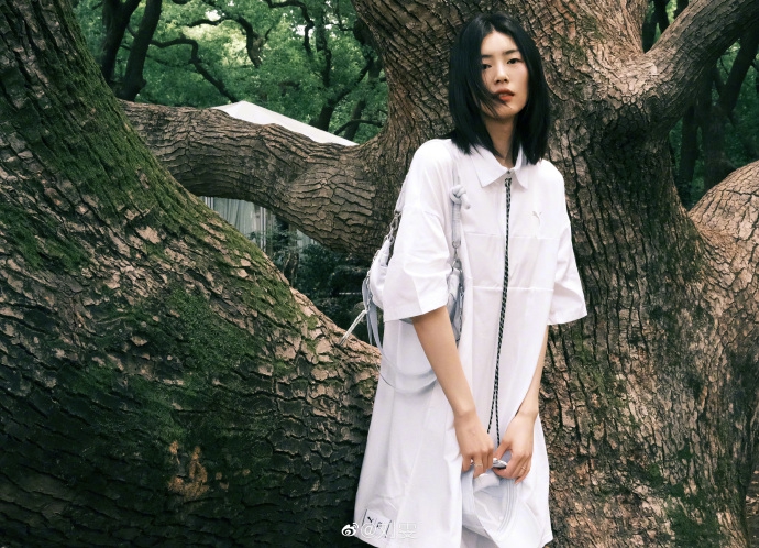 刘雯穿白色运动装 秀长腿气质清爽