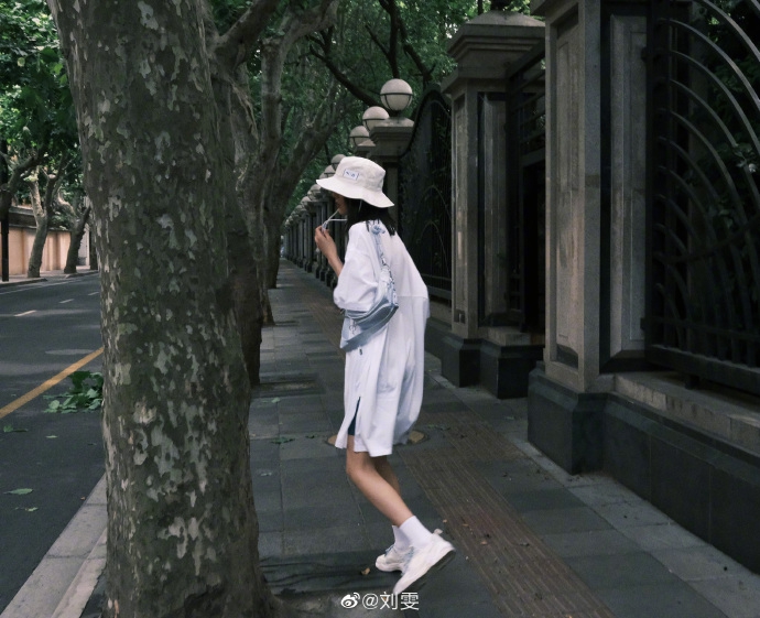 刘雯穿白色运动装 秀长腿气质清爽