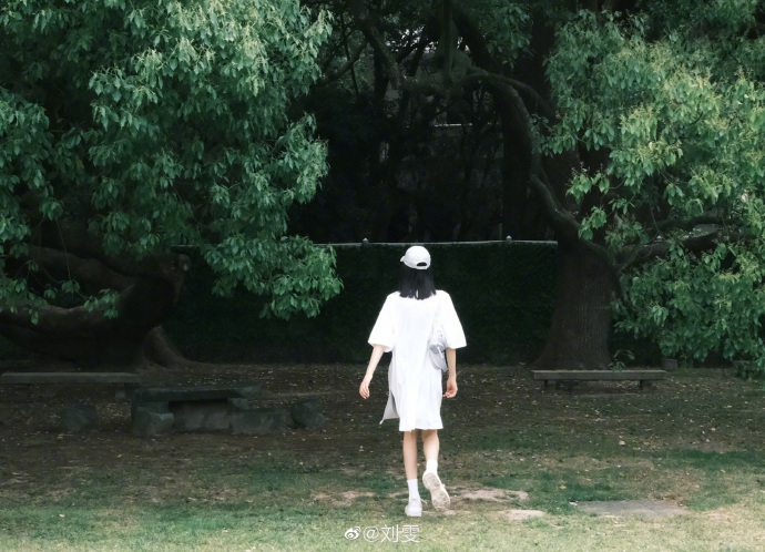 刘雯穿白色运动装 秀长腿气质清爽