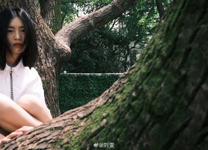 刘雯穿白色运动装 秀长腿气质清爽