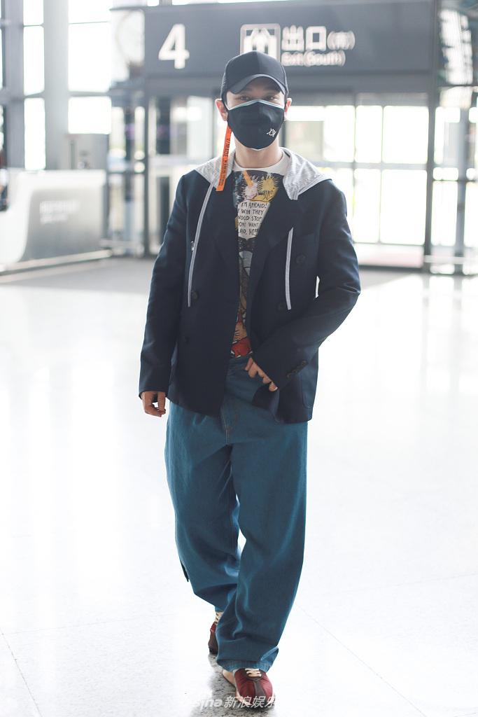 黄晓明穿帽衫配阔腿裤 手插裤袋凹造型显呆萌