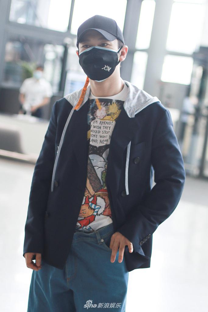 黄晓明穿帽衫配阔腿裤 手插裤袋凹造型显呆萌