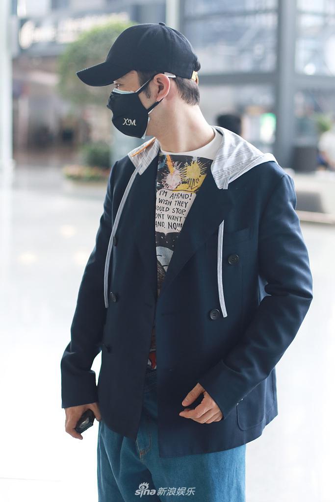 黄晓明穿帽衫配阔腿裤 手插裤袋凹造型显呆萌