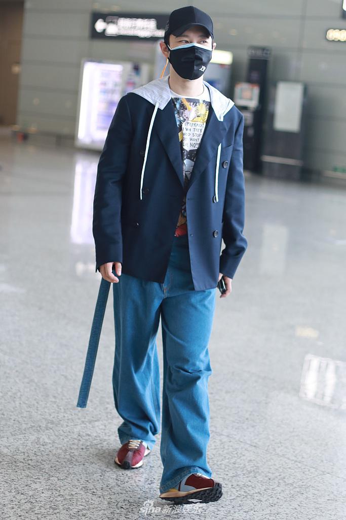 黄晓明穿帽衫配阔腿裤 手插裤袋凹造型显呆萌
