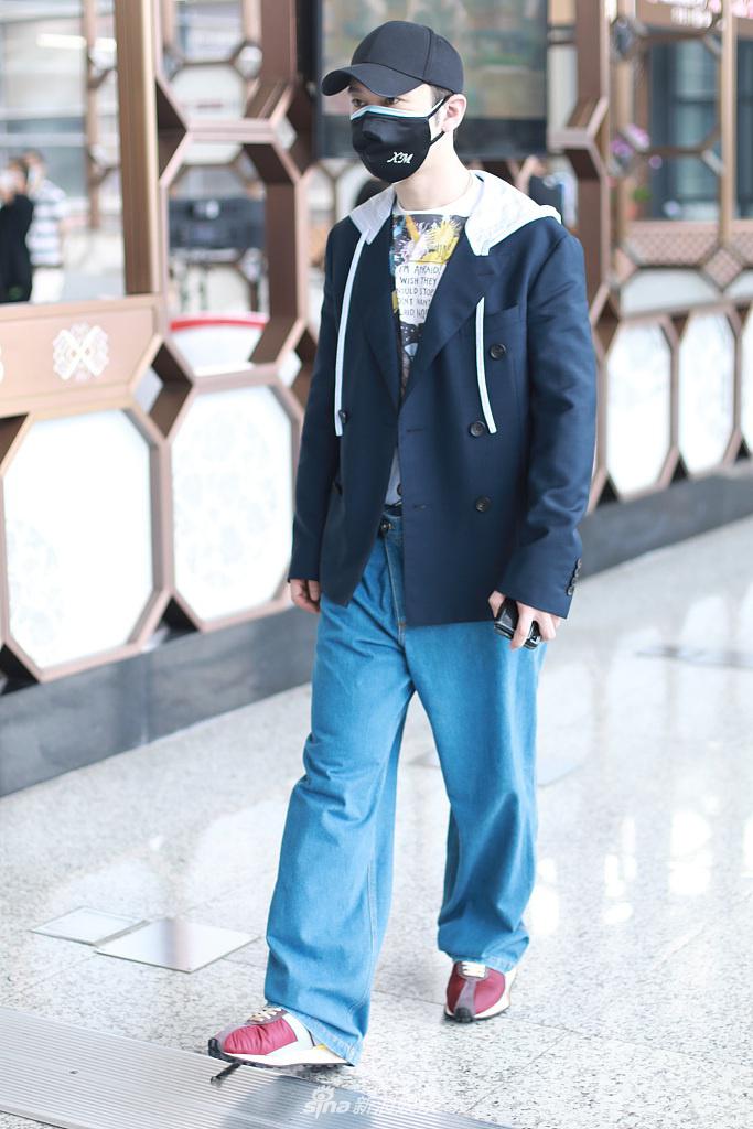 黄晓明穿帽衫配阔腿裤 手插裤袋凹造型显呆萌