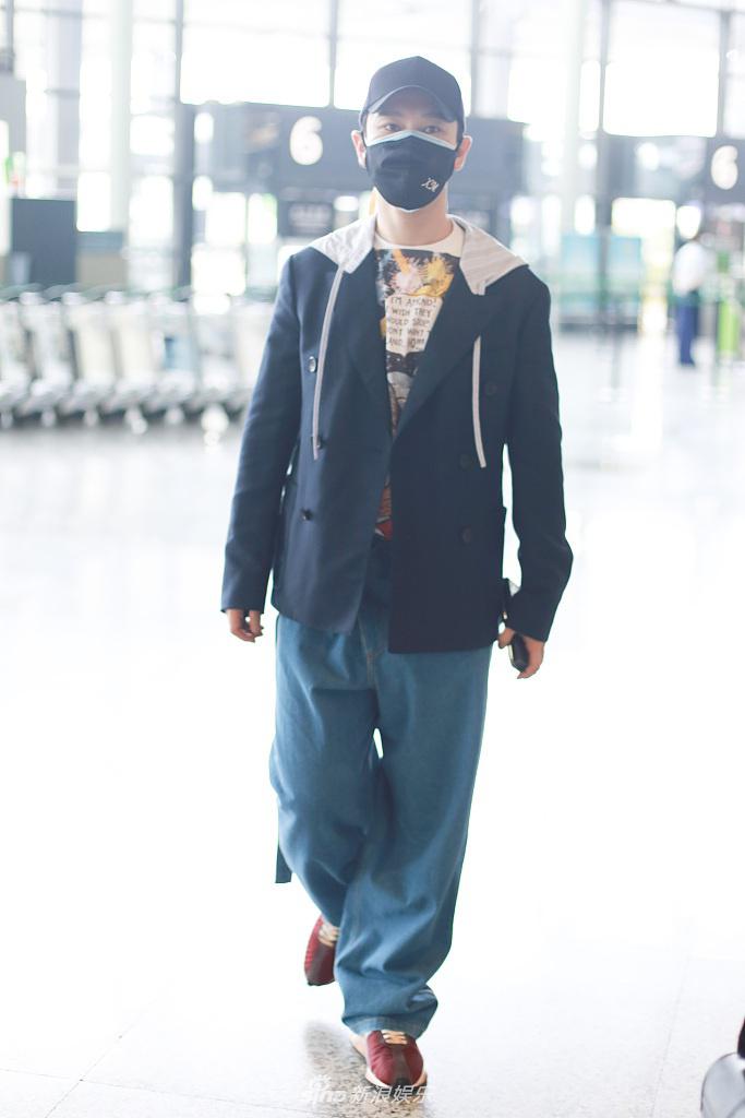 黄晓明穿帽衫配阔腿裤 手插裤袋凹造型显呆萌