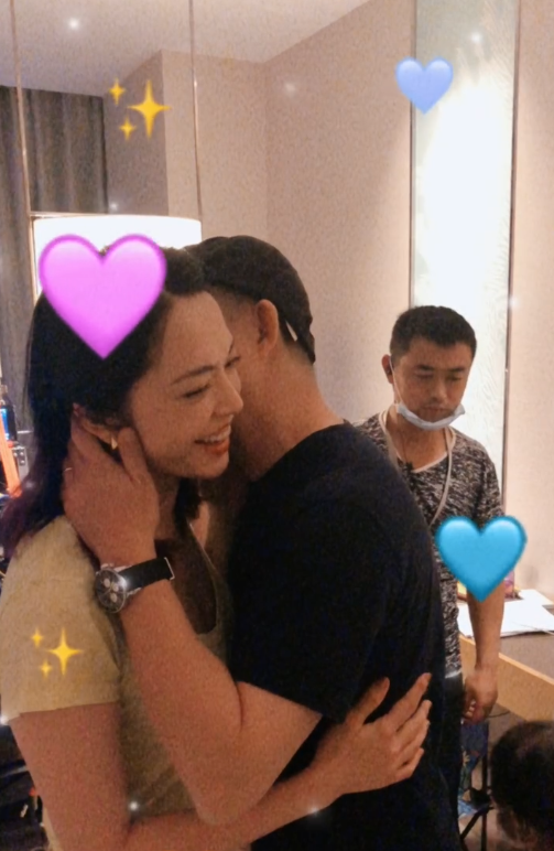 姚晨工作间隙获老公惊喜探班 二人甜蜜相拥撒狗粮