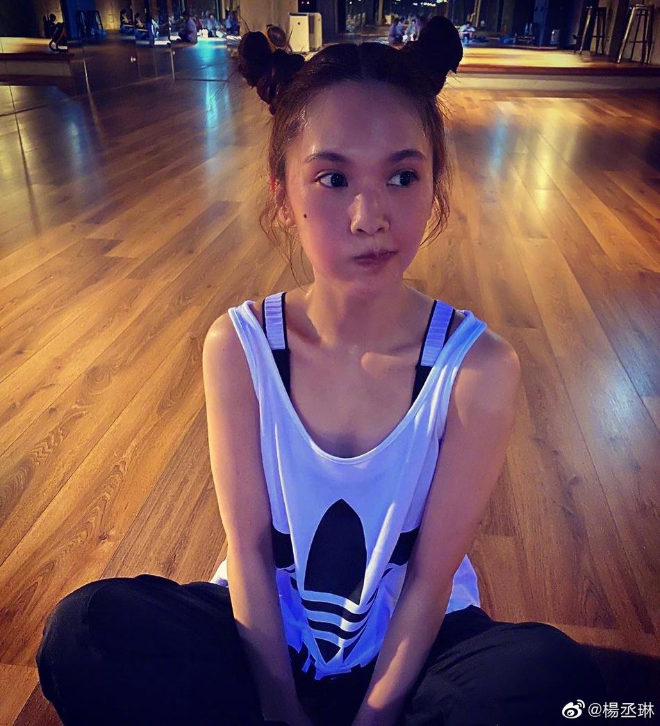 杨丞琳扎哪吒头元气减龄 摄影师忍不住用娃娃音跟她对话