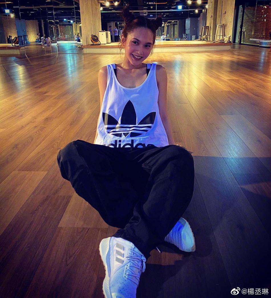 杨丞琳扎哪吒头元气减龄 摄影师忍不住用娃娃音跟她对话